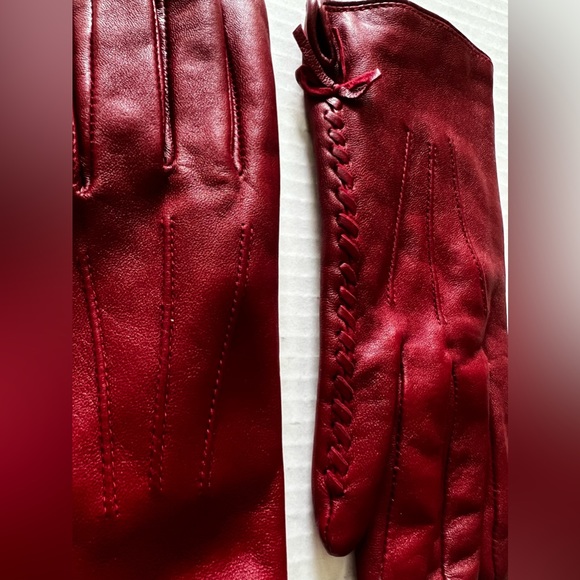 Burgundy Soft Napa leather Women’s gloves, with side-laced up-detail. (M) 7/7.5” - Picture 3 of 12